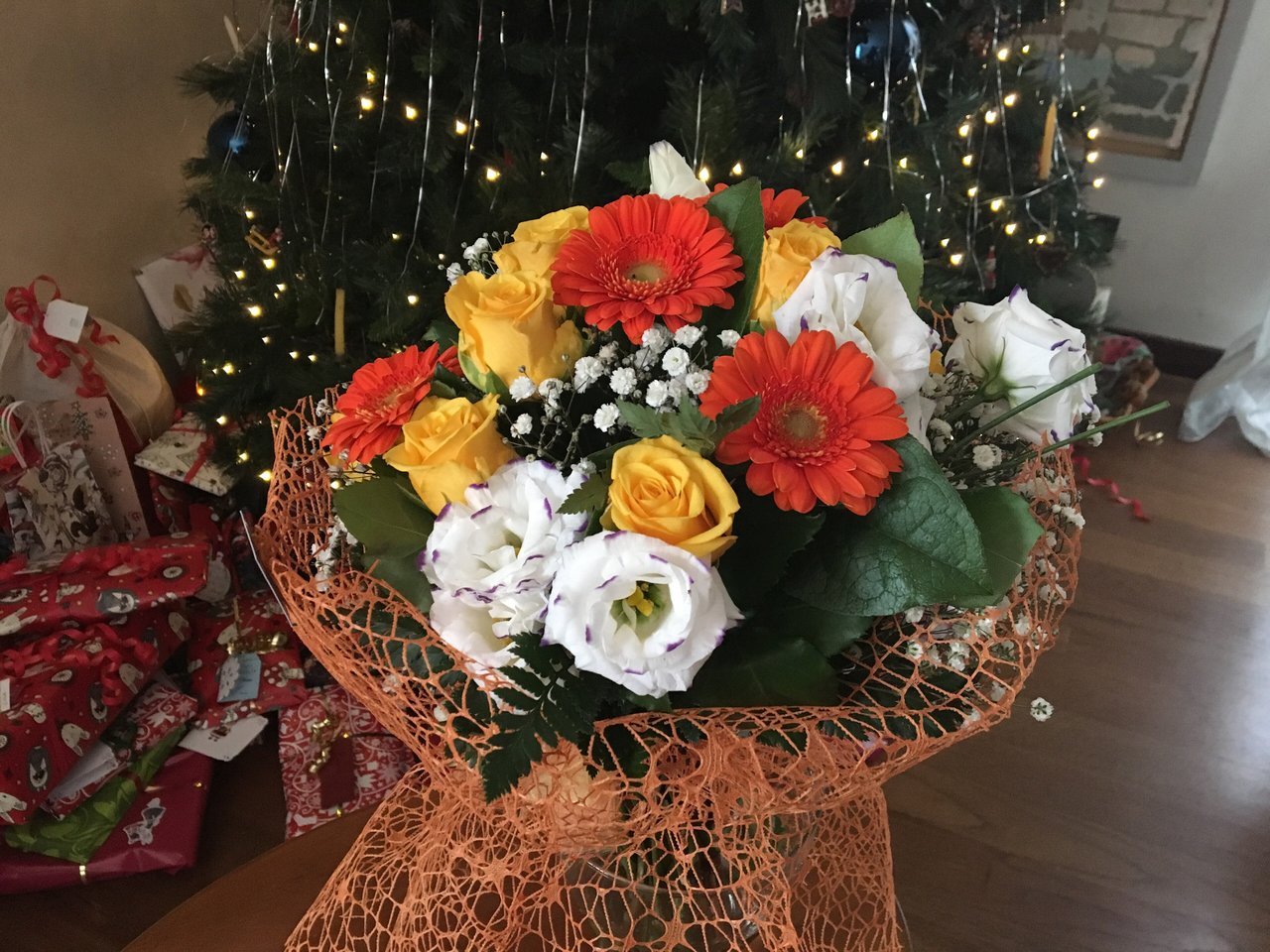 Bouquet de fleurs offert pour la naissance d'un enfant, scène cadeau type pour fleur de naissance