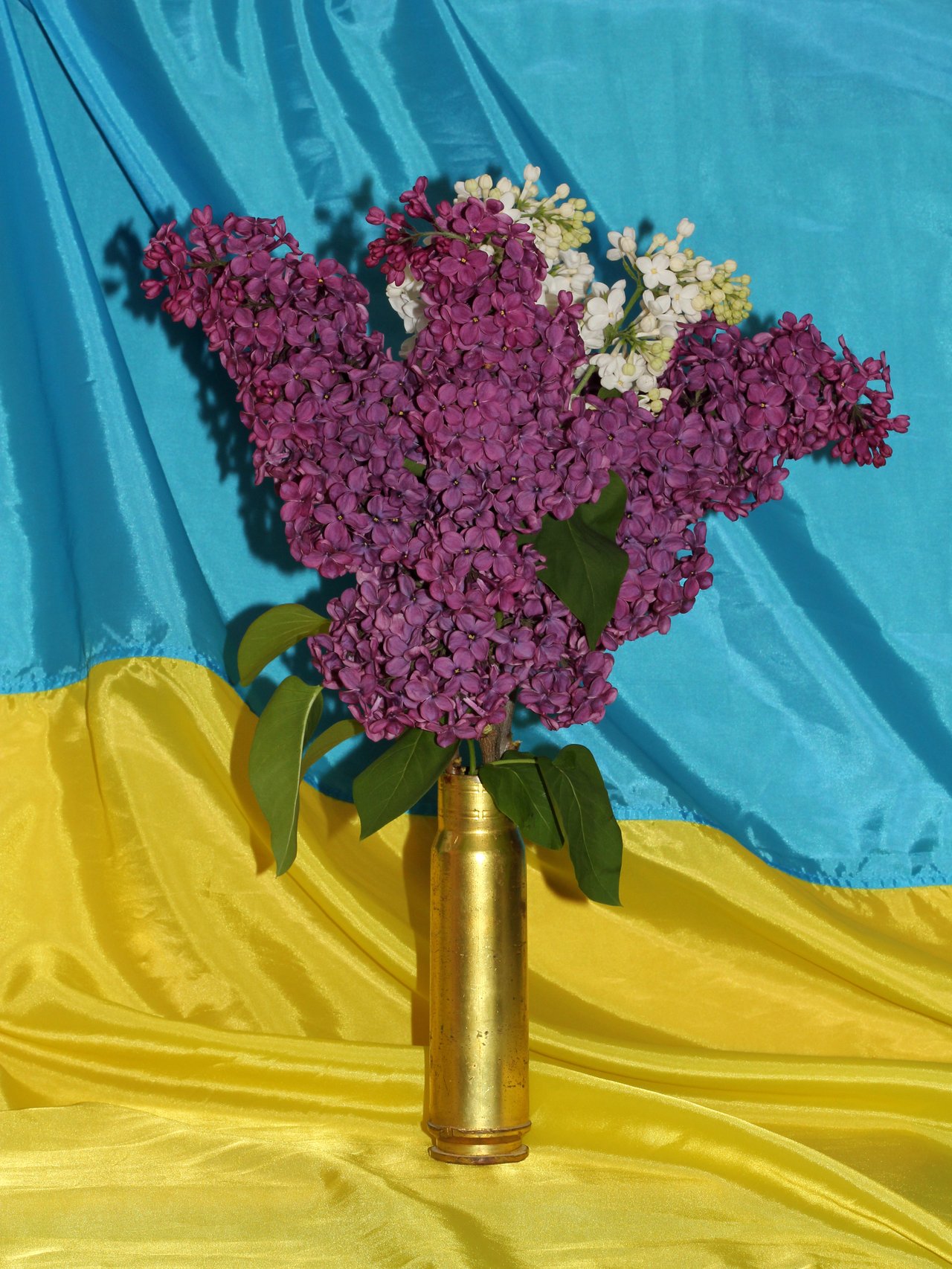 Bouquet de lilas mauve (Syringa vulgaris) composé à la main, fleurs coupées de printemps