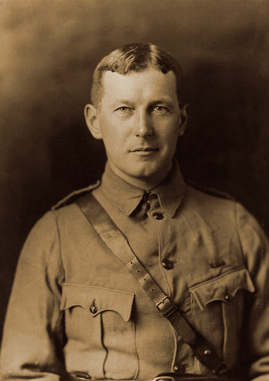 John McCrae ve vojenské uniformě kolem roku 1914, kanadský vojenský lékař a básník 1872-1918, autor In Flanders Fields složené 3. května 1915 na Essex Farm u Yper, zakladatelský text máku vzpomínky