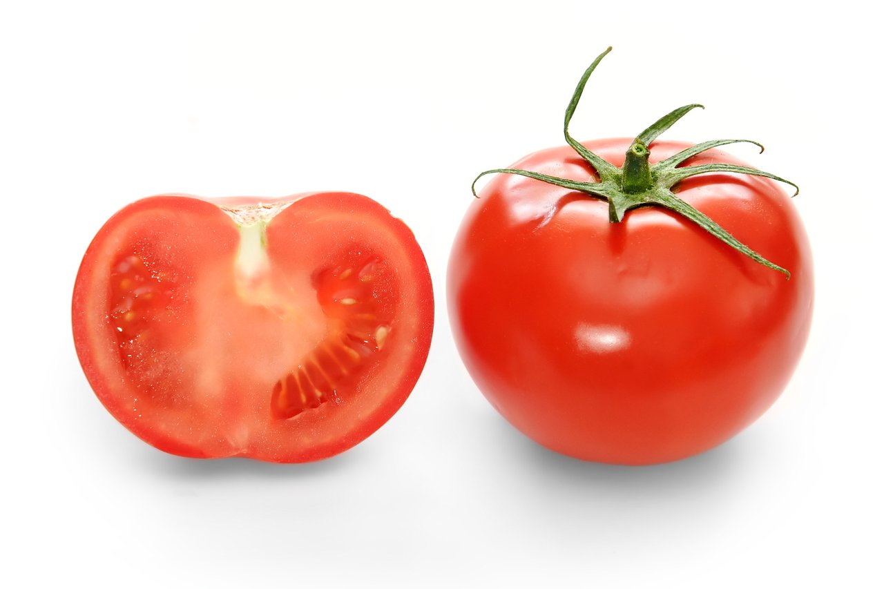Tomate mûre rouge vif (Solanum lycopersicum) en coupe transversale, plante vedette du potager de mai