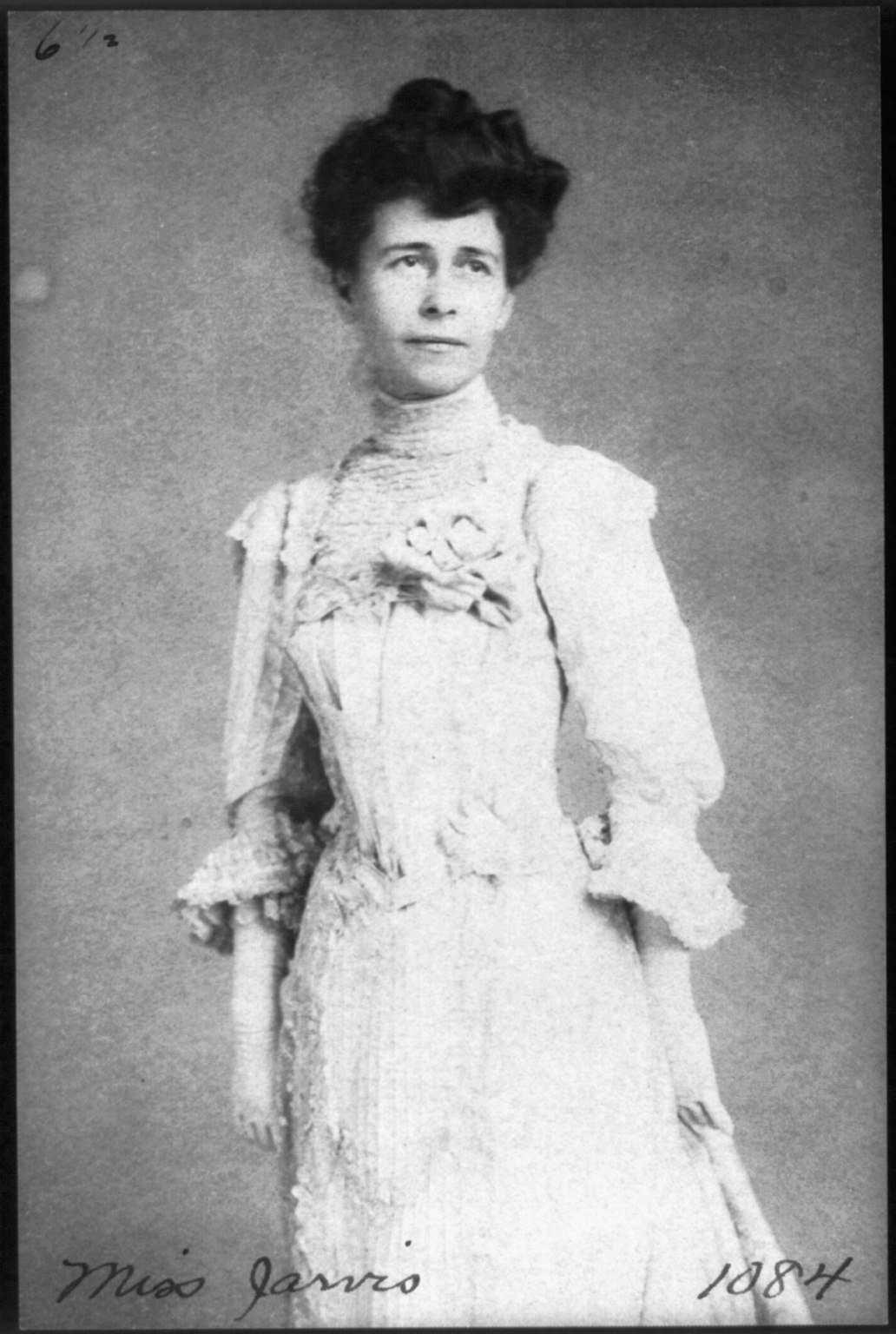 Fotografický portrét Anny Jarvisové (kolem 1900), zakladatelky amerického Dne matek, která roku 1908 zvolila bílý karafiát za emblém