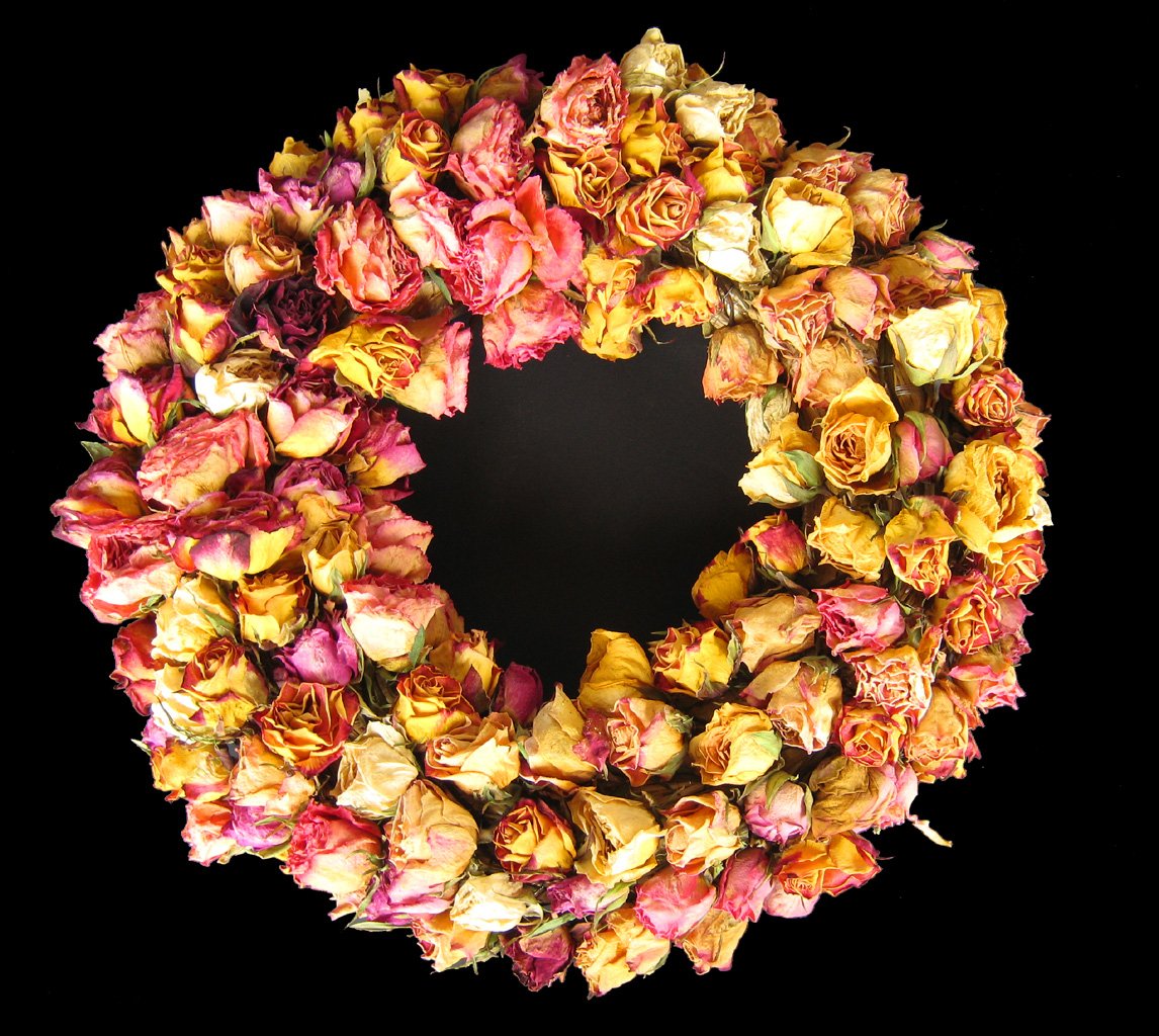 Couronne de roses séchées roses et jaunes, idée de déco murale réalisée avec des fleurs séchées