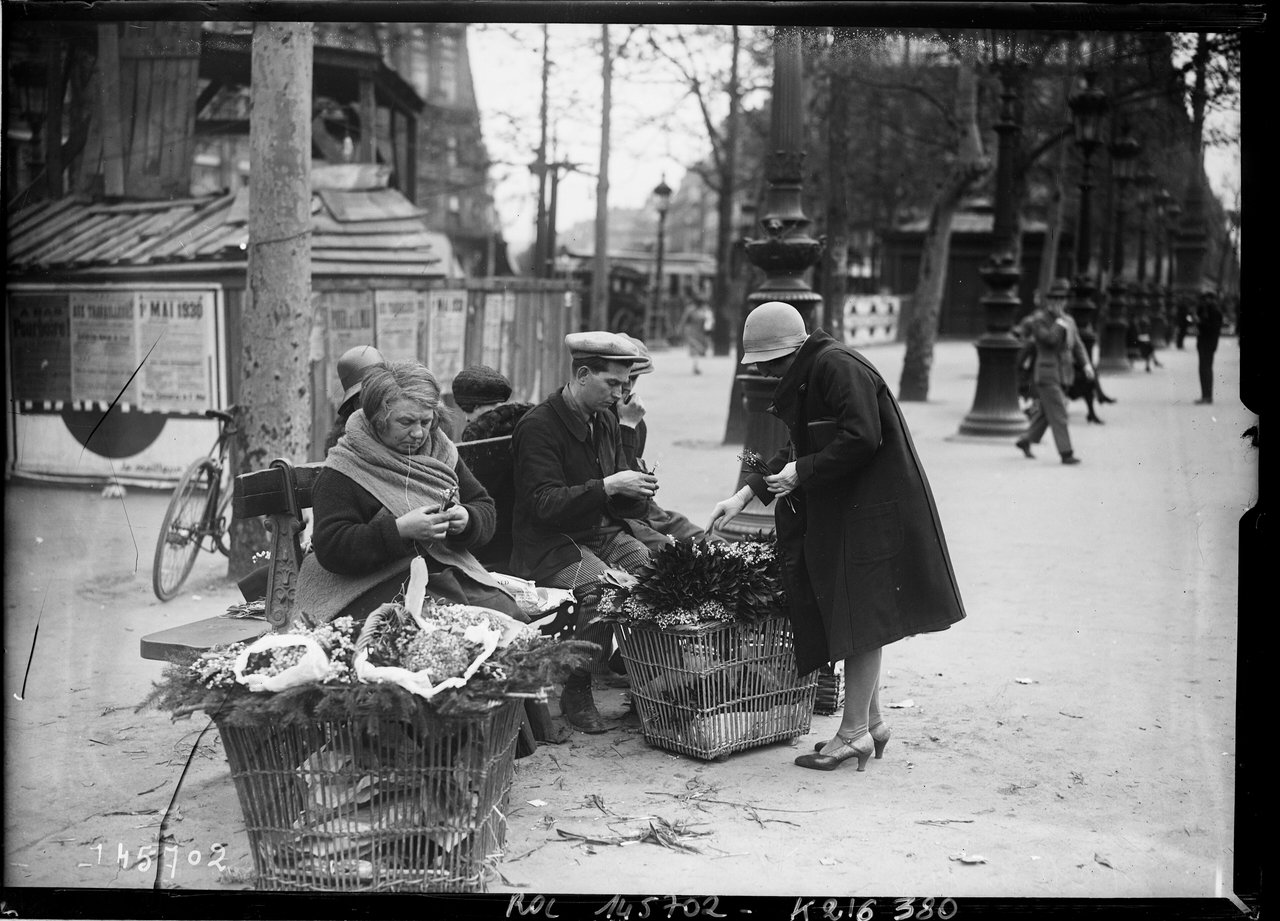 Vendeurs de muguet dans une rue de Paris le 1er mai 1930, Agence Rol, BnF Gallica