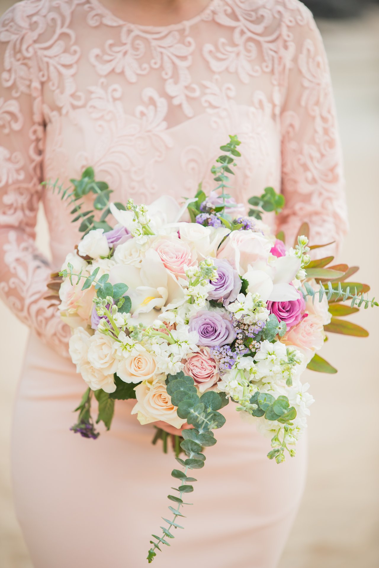 Bouquet de mariage composé de roses et tubéreuses, exemple de signification des fleurs par occasion