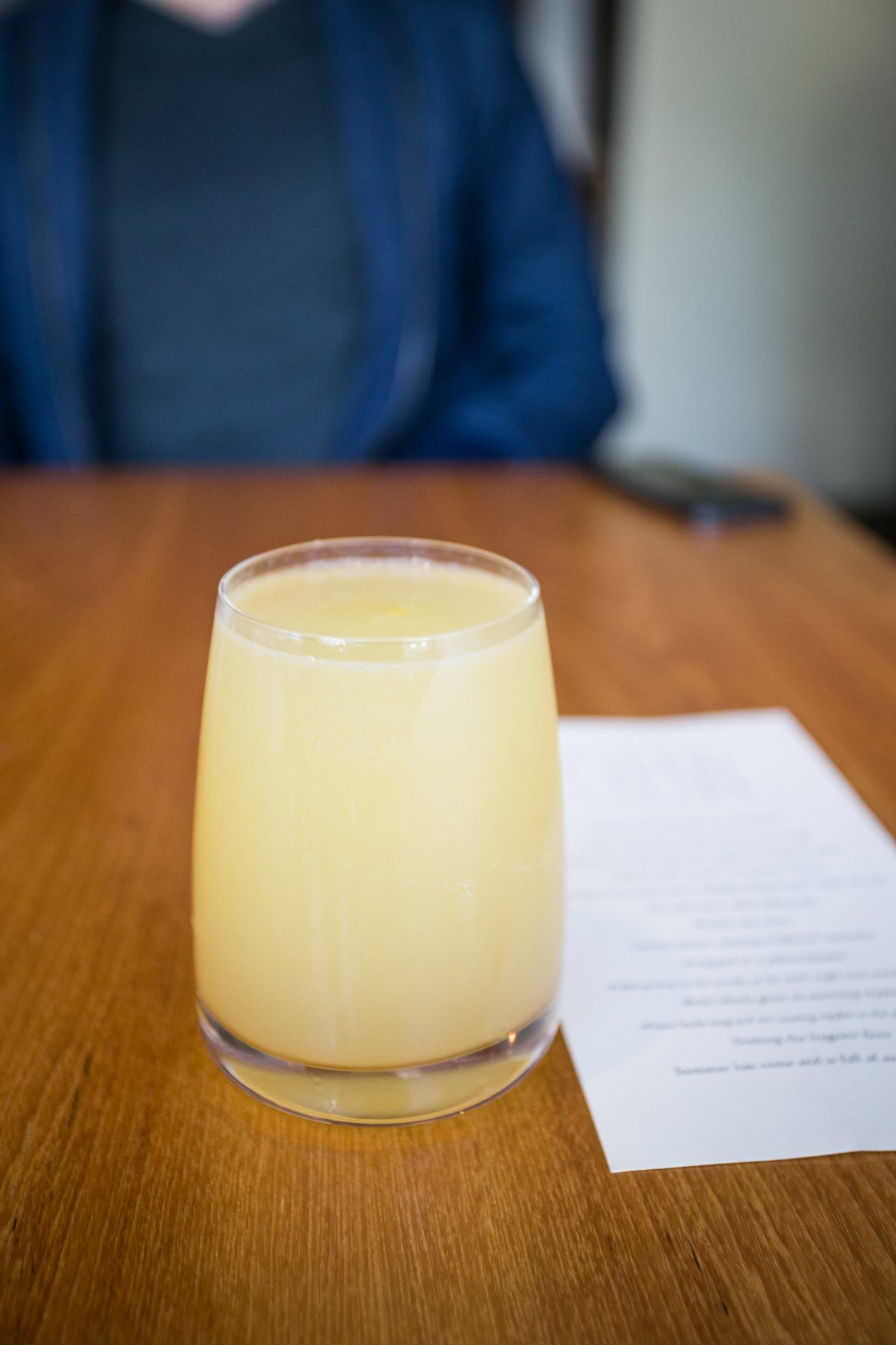 Boisson au sirop de fleur de sureau allongé d'eau pétillante et de jus d'agrumes, servie fraîche dans un verre