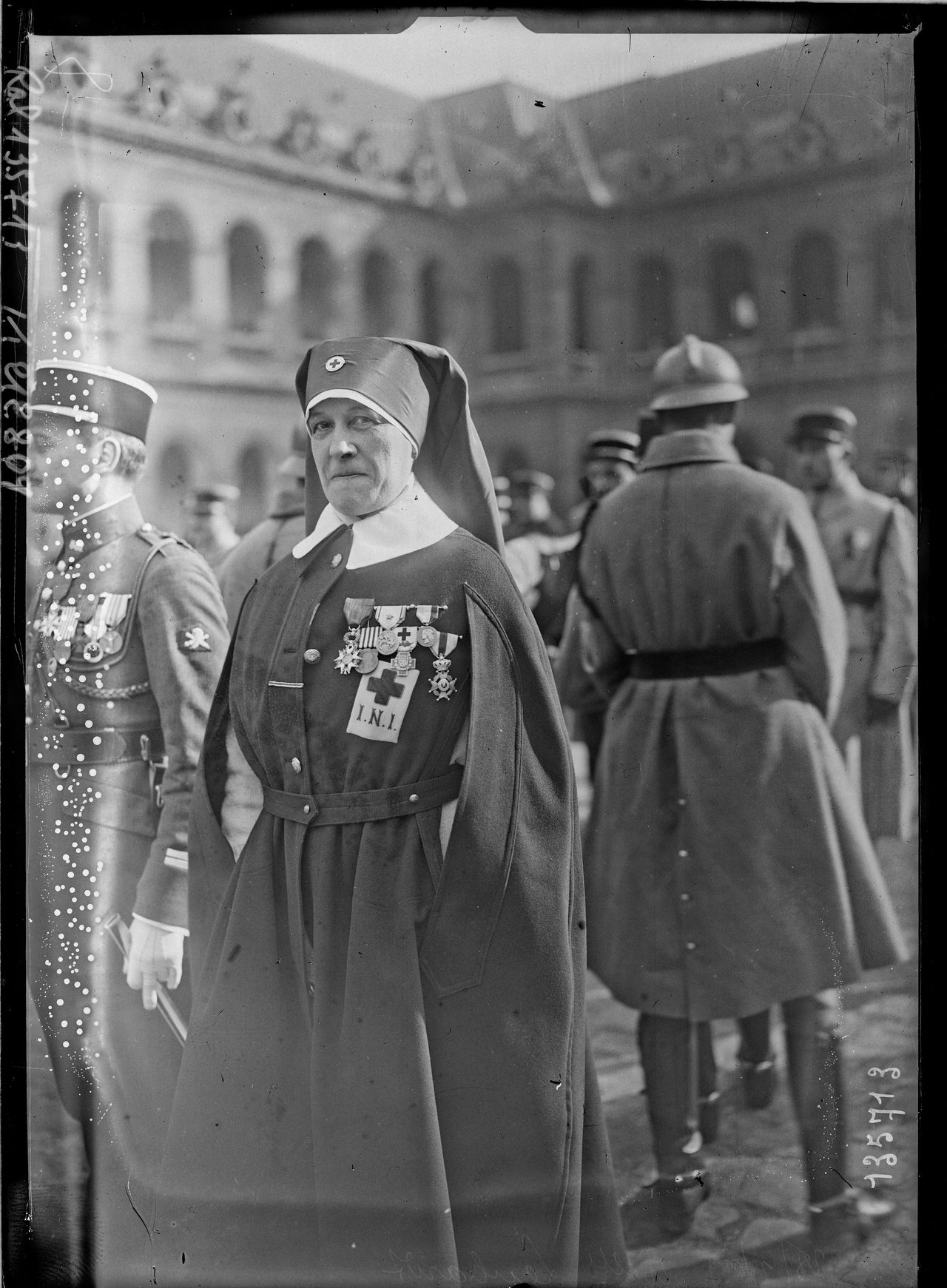 Photographie de presse Agence Rol du 28 février 1929 : Mlle Suzanne Lenhardt, infirmière-major de l'Hôtel des Invalides, recevant une décoration militaire, co-fondatrice avec Charlotte Malleterre de l'œuvre du Bleuet de France à partir de 1925 pour soutenir les pensionnaires mutilés de la Grande Guerre