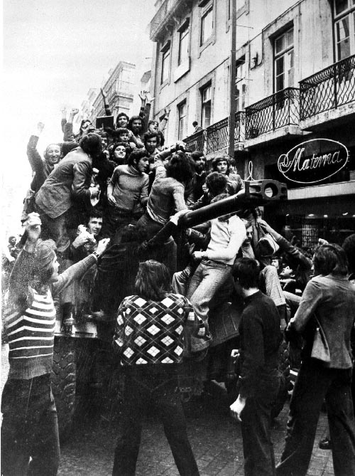 Červený karafiát zasunutý do hlavně pušky G3 vojákem MFA, Lisabon, 25. dubna 1974, Karafiátová revoluce