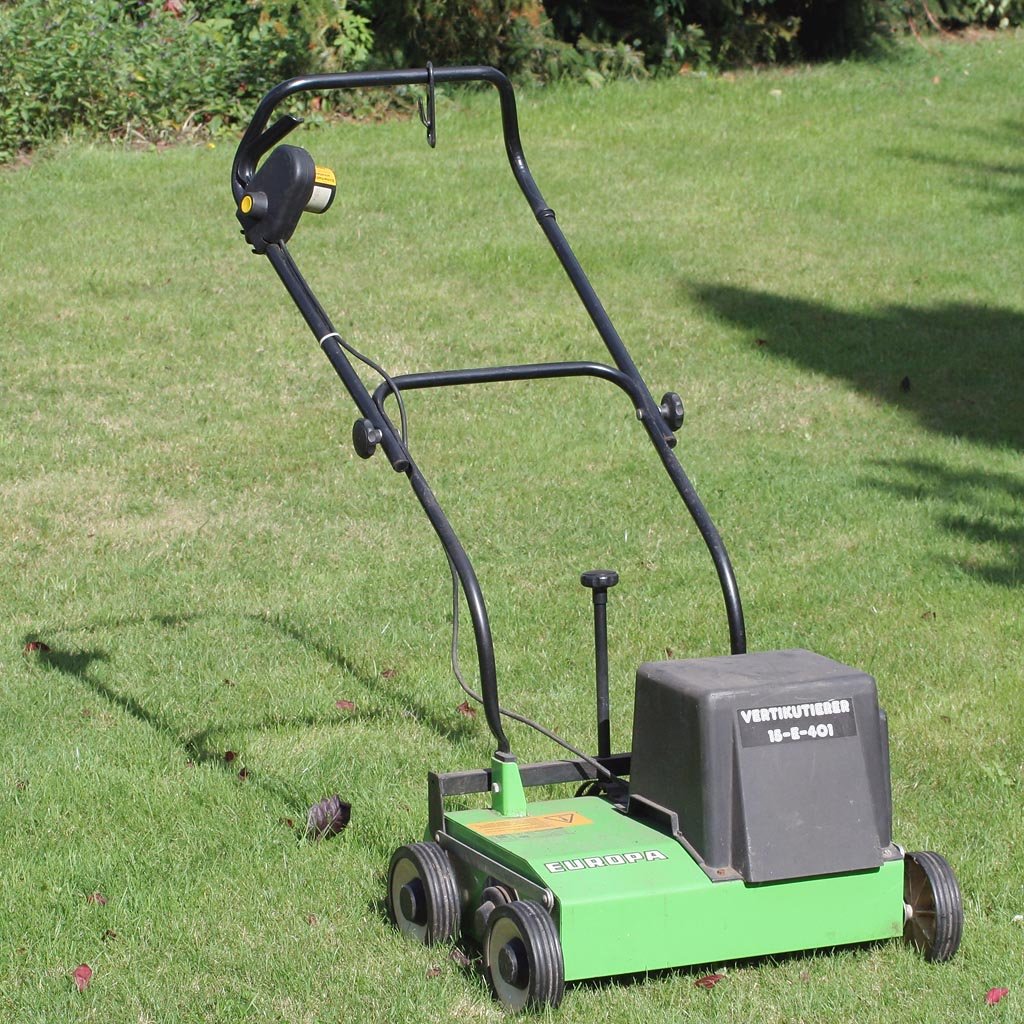 Scarificateur passé sur une pelouse pour retirer le feutre et la mousse