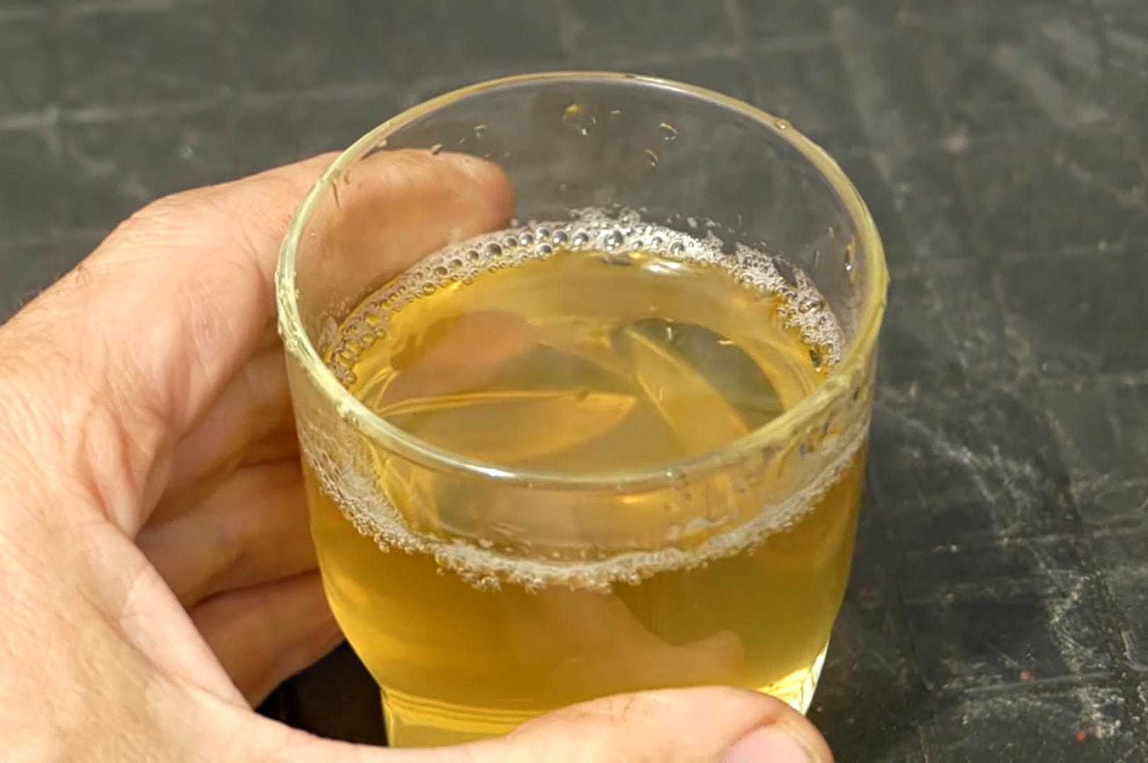Purin d'ortie mature, liquide brun-vert clarifié prêt à être filtré et stocké